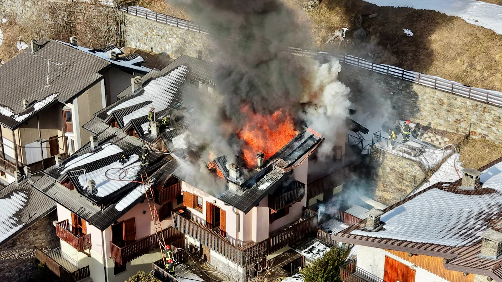 Ponte di Legno, incendio in centro